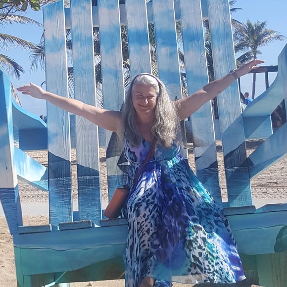 ❄️❄️Meet your Posher, Deborah❄️❄️ - Picture 1 of 2